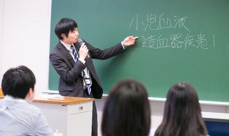 写真:講義を聞いている生徒