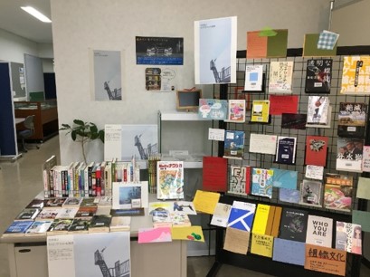 写真：図書展示の様子