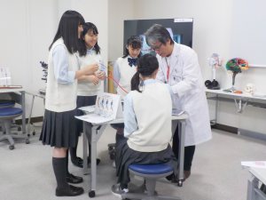 写真：相見教授による高校生への授業の様子
