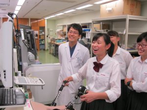 写真：スキルズラボでの様子