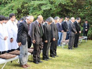 写真：黙祷を捧げる参列者