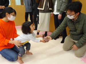 学生から園児へさつまいもをプレゼント