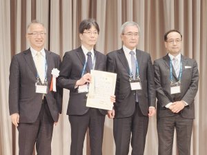 授賞式の様子（左から2人目が安藤名誉教授）