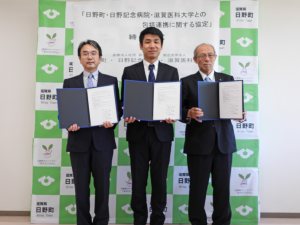 協定を締結した仲院長（左）、堀江町長（中央）と上本学長（右）