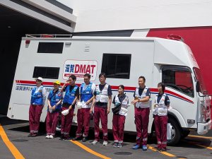 DMATカーと隊員