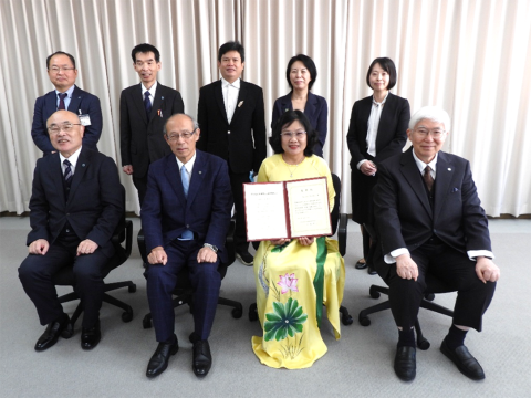 （前列中左）上本学長、（前列中右）Nguyen Thi Hien氏ほか、表彰式出席者記念撮影