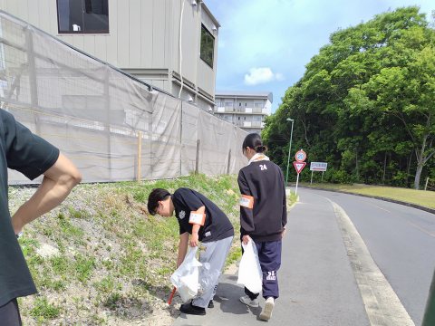 患者駐車場付近道路のごみ拾い