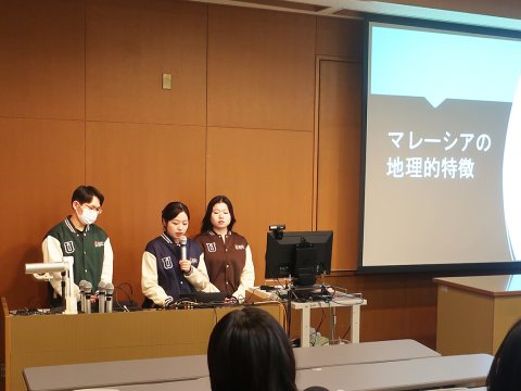 マレーシア国民大学（UKM）の校章が刺繍されたユニフォームを着用して発表する学生