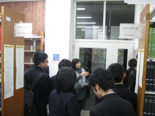 写真：附属図書館の見学の様子