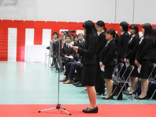 看護学科新入生による宣誓 写真:看護学科新入生による宣誓
