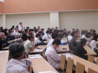 写真：討論会の様子