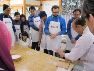 写真：そば打ち体験の様子