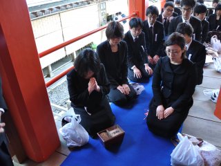 写真：学生の焼香