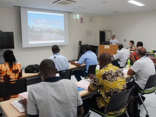 写真：高橋健太郎特任教授の講義