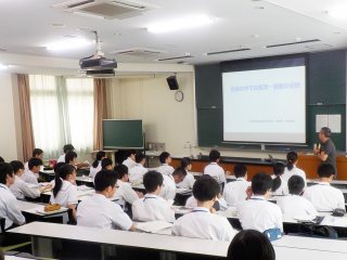 写真：垰田准教授による講義風景