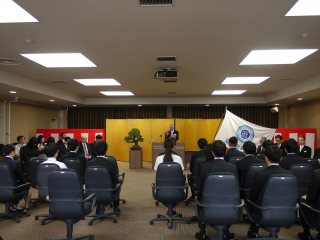 写真：塩田学長の告辞