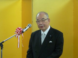 写真：告辞を述べる塩田学長