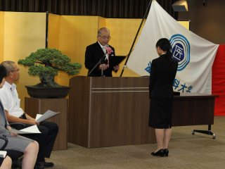 写真：修了書授与の様子