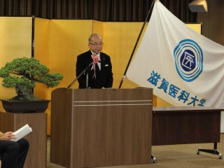 写真：祝辞を述べる塩田学長