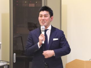 写真：講演する坂井教授