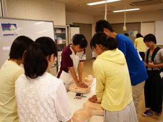 写真：見学実習の様子