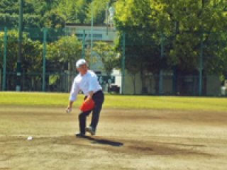 写真：山田副学長による始球式