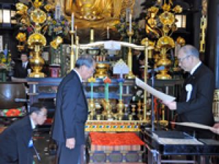 写真：学長から文部科学大臣感謝状の贈呈