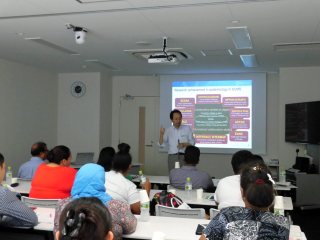写真：三浦克之教授による講義