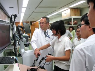 スキルズラボでシミュレーター体験 写真:スキルズラボでシミュレーター体験