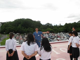 写真：ヘリポート見学の様子