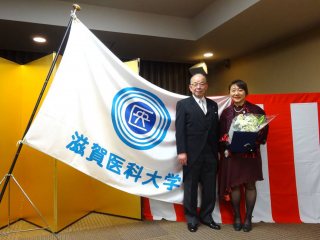 写真：塩田学長との記念撮影