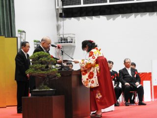 学位記授与の様子 写真:学位記授与の様子