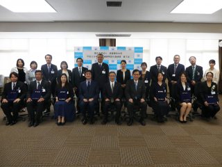 修了生と関係者の記念撮影 写真:修了生と関係者の記念撮影