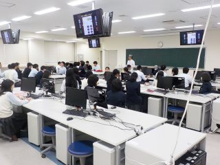 相見教授による講義風景 写真:相見教授による講義風景