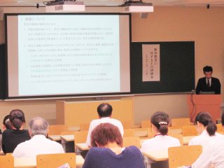 写真：松浦学部教育部門長の講演