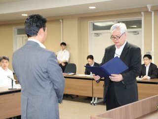 写真：松浦特任教授による認定書交付