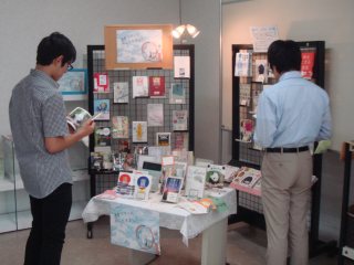 展示図書を手に取る学生の様子 写真:展示図書を手に取る学生の様子