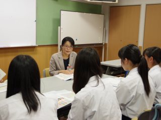 写真：白坂学内講師による説明の様子