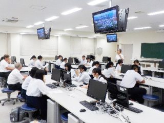 写真：顕微鏡実習室での様子