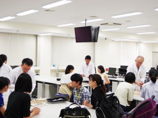 写真：学内施設見学の様子