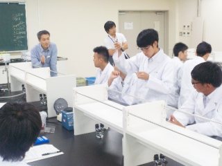 ピペットを操作する生徒 写真:ピペットを操作する生徒