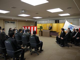 写真：塩田学長の告辞