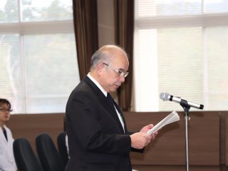 写真：塩田学長による慰霊の辞