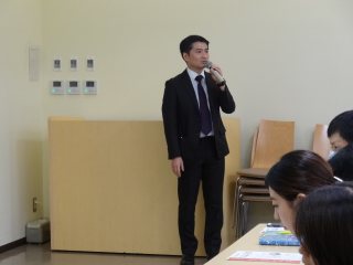 写真：医学科６年　石田正平氏の司会進行