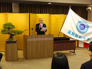 写真：塩田学長の告辞