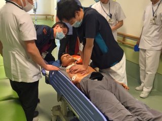リハビリテーション部前での訓練の様子② 写真:リハビリテーション部前での訓練の様子②
