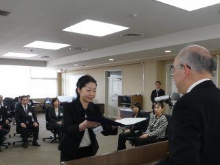 写真：修了証書授与の様子