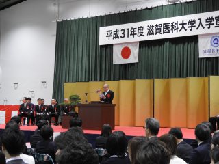 写真：塩田学長の告辞