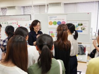 写真：見学実習の様子