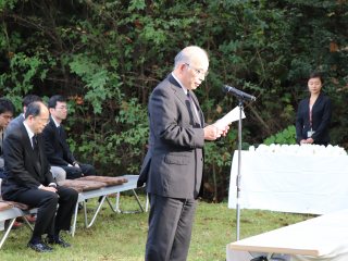 写真：塩田浩平学長による慰霊の辞